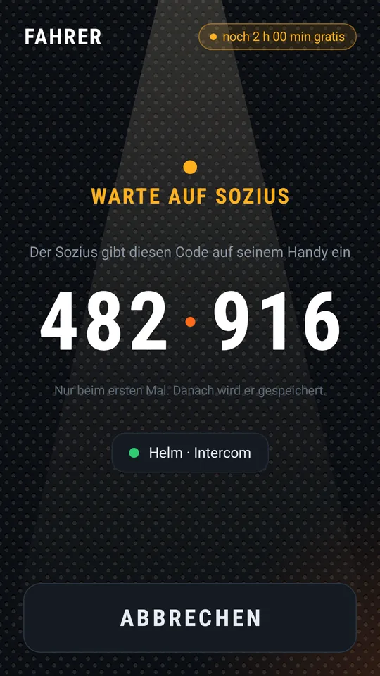 Fahrer wartet auf den Sozius und zeigt den Code 482 916