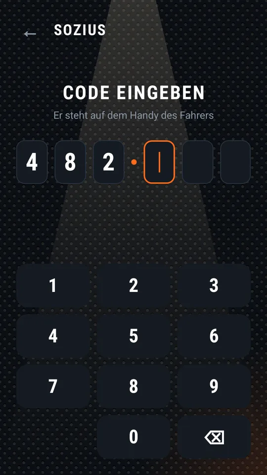 Sozius tippt den Code auf der Tastatur ein