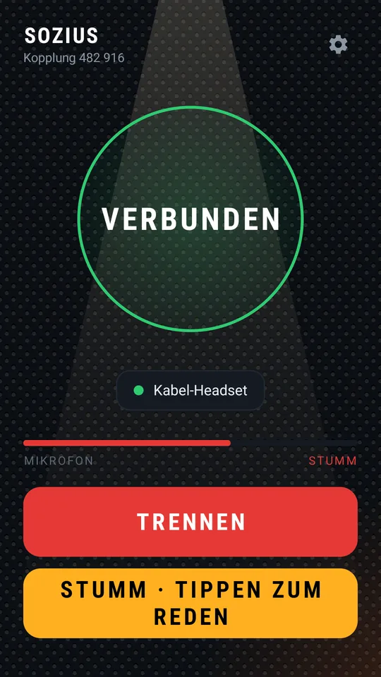 Sozius mit kabelgebundenen Kopfhörern, Mikro stumm