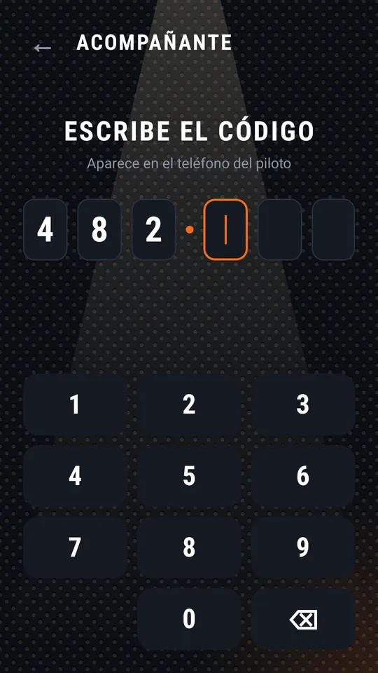 El acompañante escribe el código en el teclado