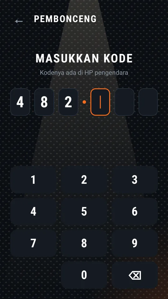 Pembonceng mengetik kode di keypad