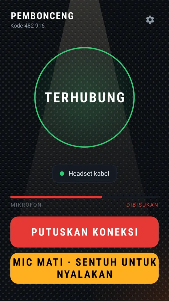 Pembonceng dengan earphone kabel, mic dibisukan