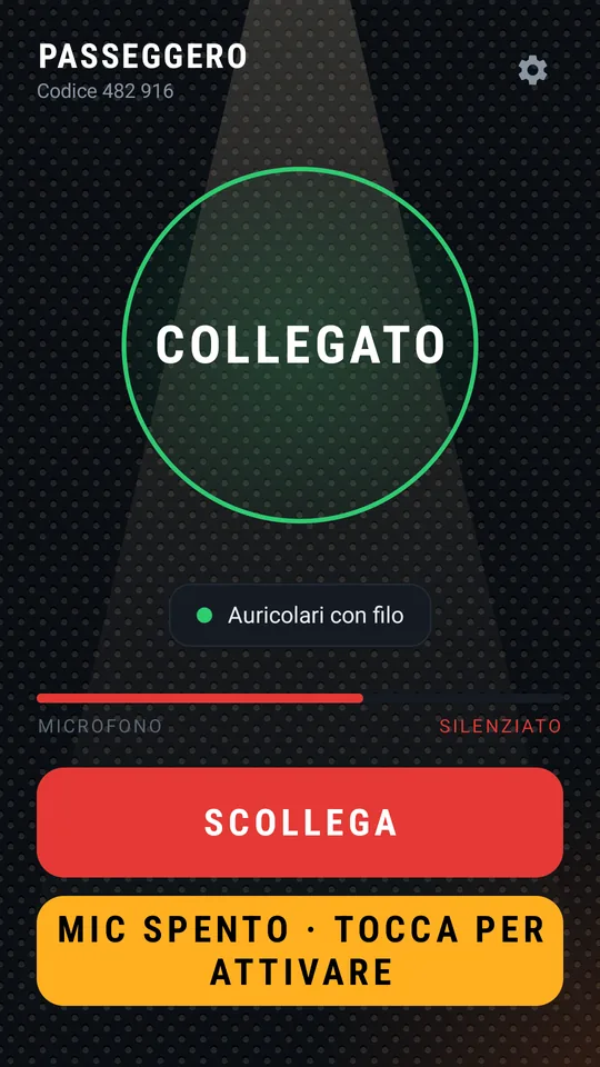 Passeggero con auricolari con filo, microfono silenziato