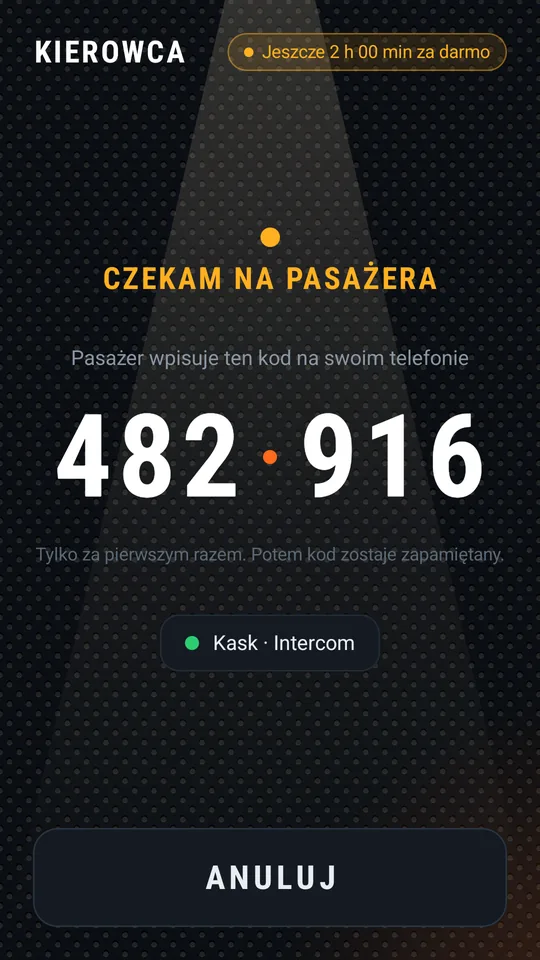 Kierowca czeka na pasażera i pokazuje kod 482 916