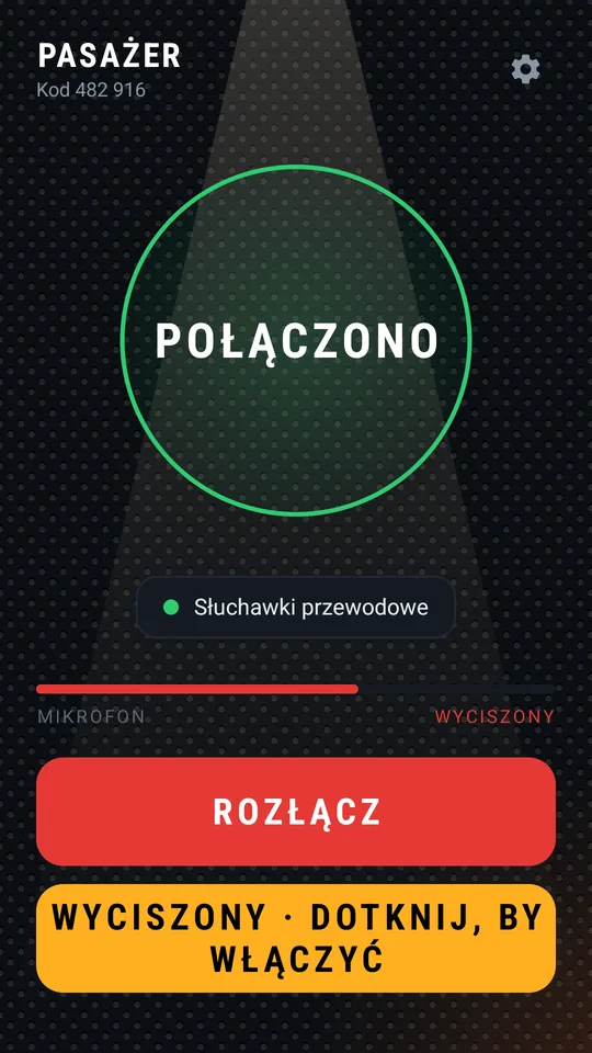 Pasażer ze słuchawkami przewodowymi, mikrofon wyciszony