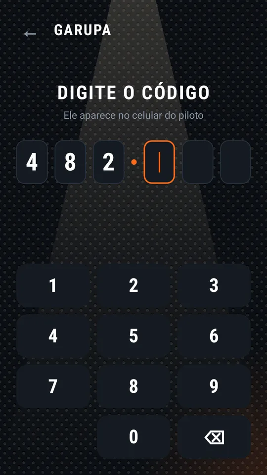 Garupa digitando o código no teclado