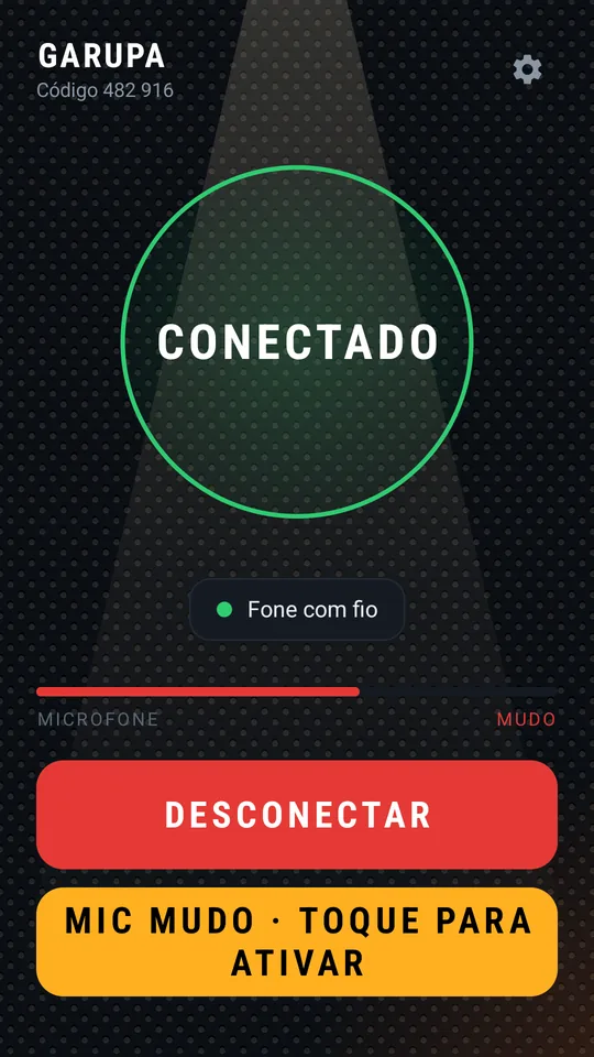 Garupa com fone com fio, microfone no mudo