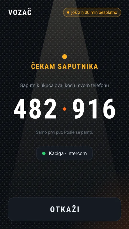 Vozač čeka saputnika i prikazuje kod 482 916