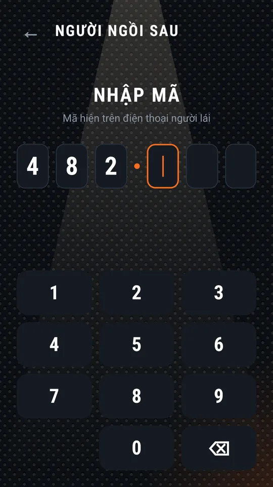 Người ngồi sau đang nhập mã trên bàn phím số