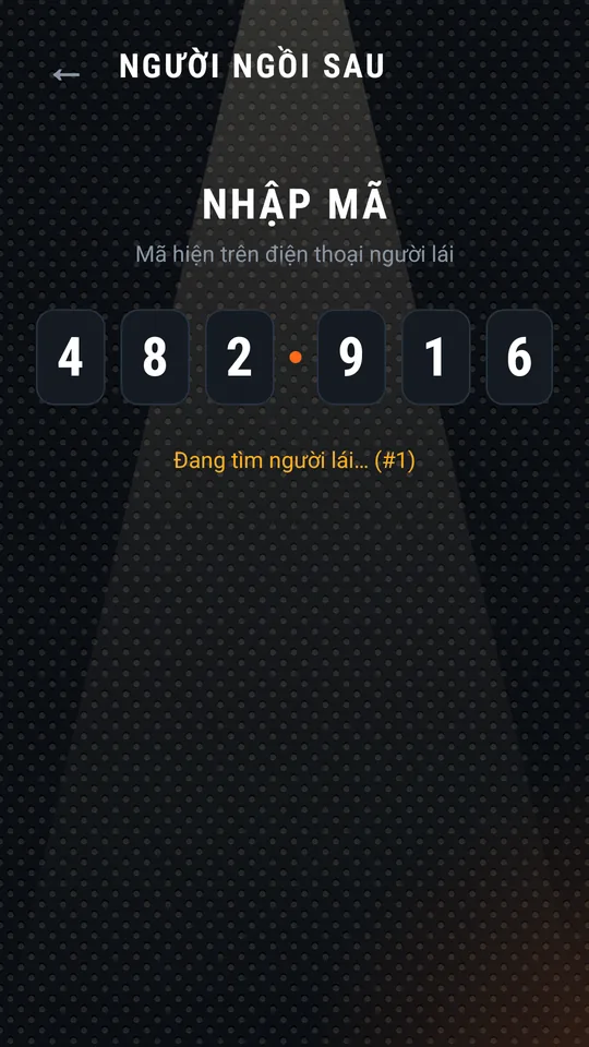 Người ngồi sau đã nhập đủ mã và đang tìm người lái